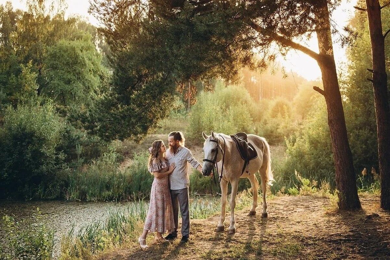 Спокойный день в лесу: катание на лошадях для будущих мам